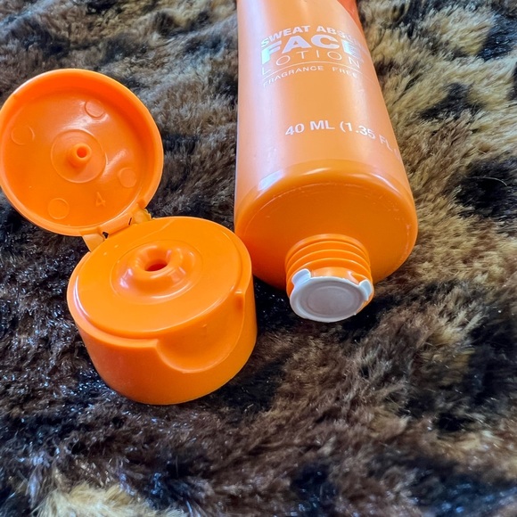 *NWOT* Sweat Absorbing Face Lotion - Picture 6 of 7